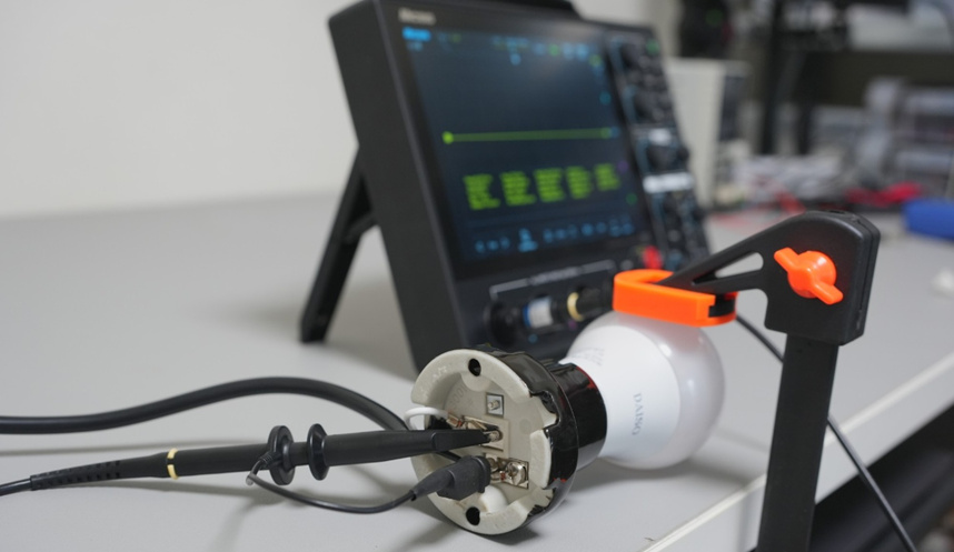 LED電球の入力端子電圧を測定している様子