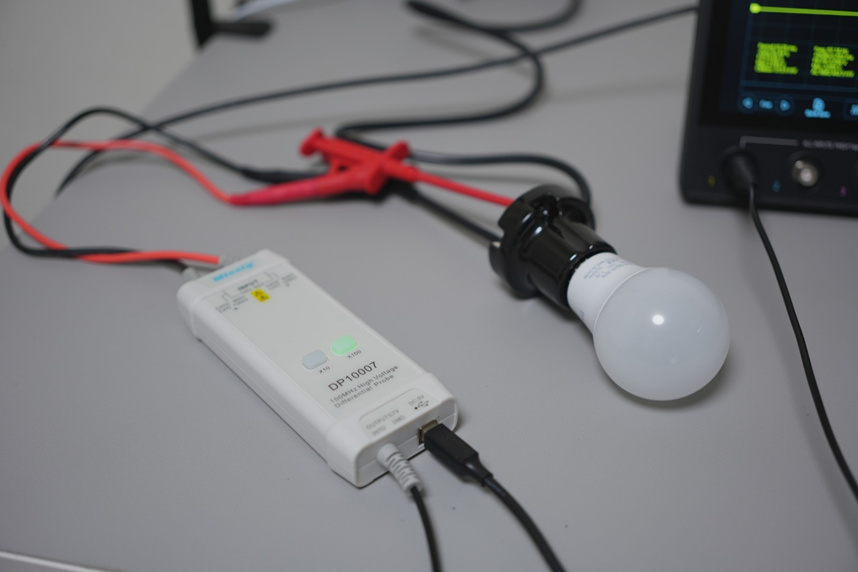LED電球の入力端子電圧を差動プローブ(DP10007)で測定している様子