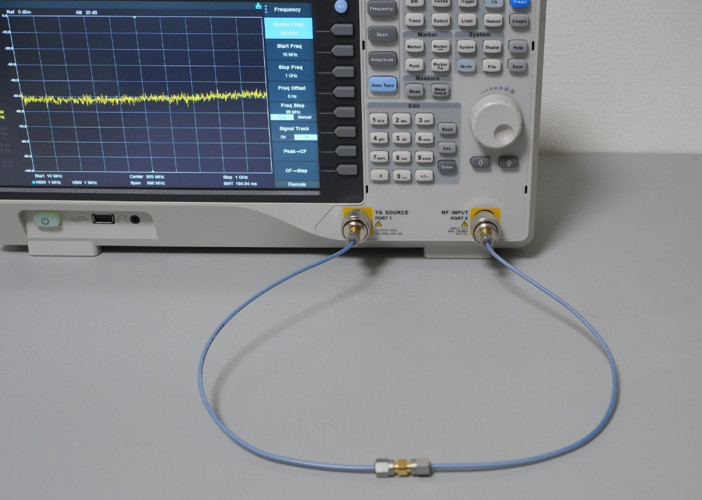 スルーケーブルで接続した様子